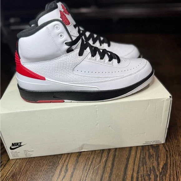 Jordan 2 OG Chicago Size 8 Men’s White and Black High-Top Sneakers - Picture 5 of 8